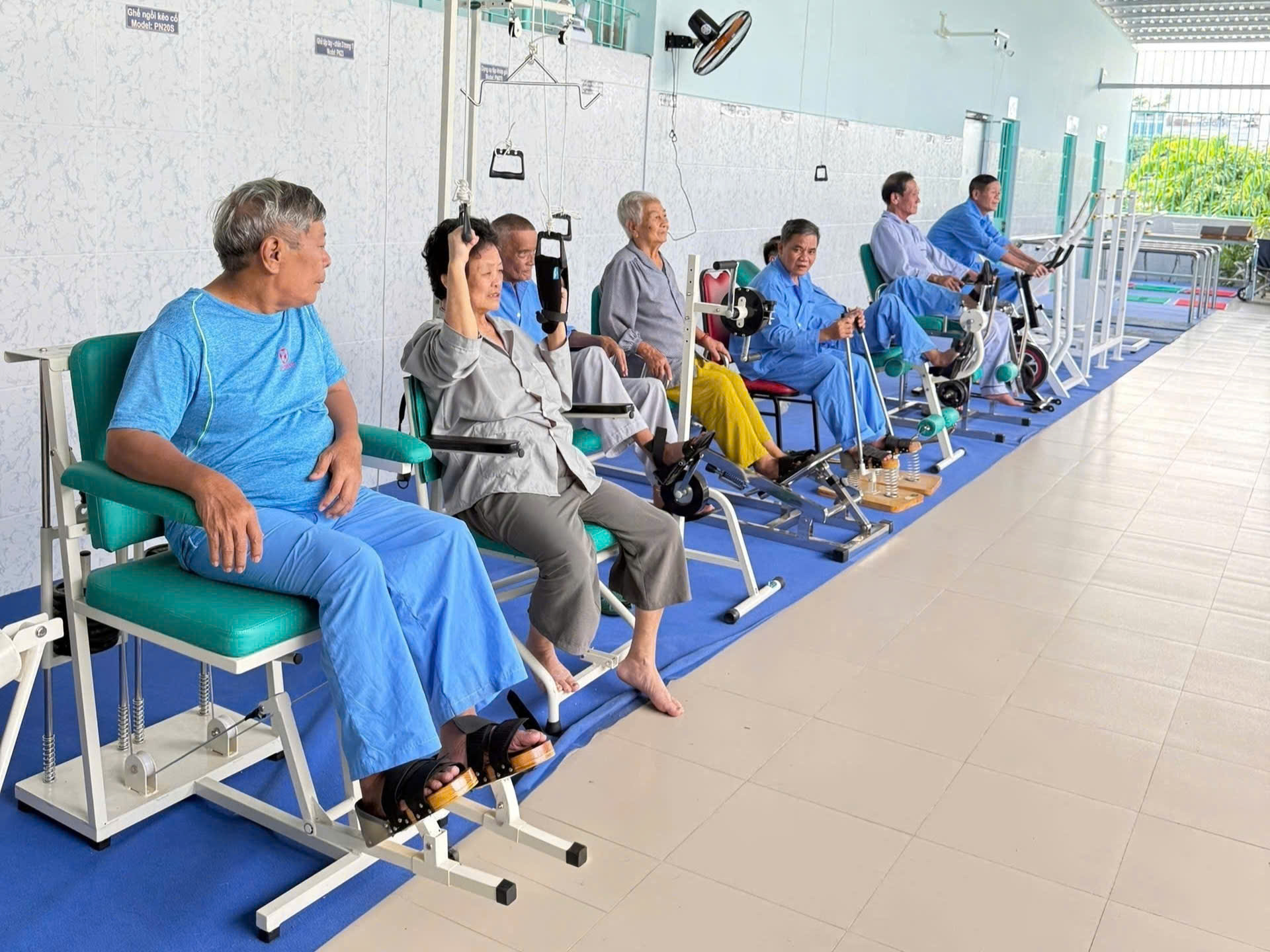 Học viên điều trị phục hồi chức năng