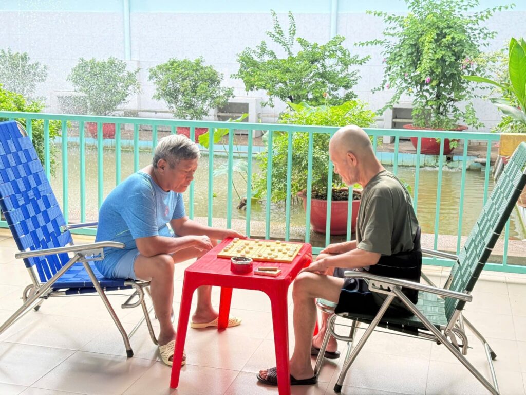 Chơi cờ cạnh hồ sen