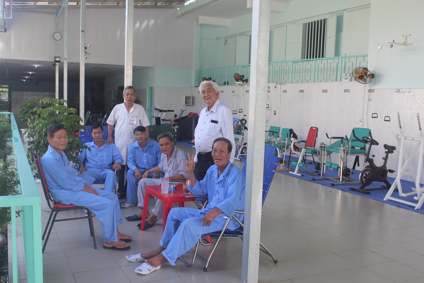 Bác sĩ Nguyễn Hữu Khánh Duy sinh hoạt cùng người cao tuổi
