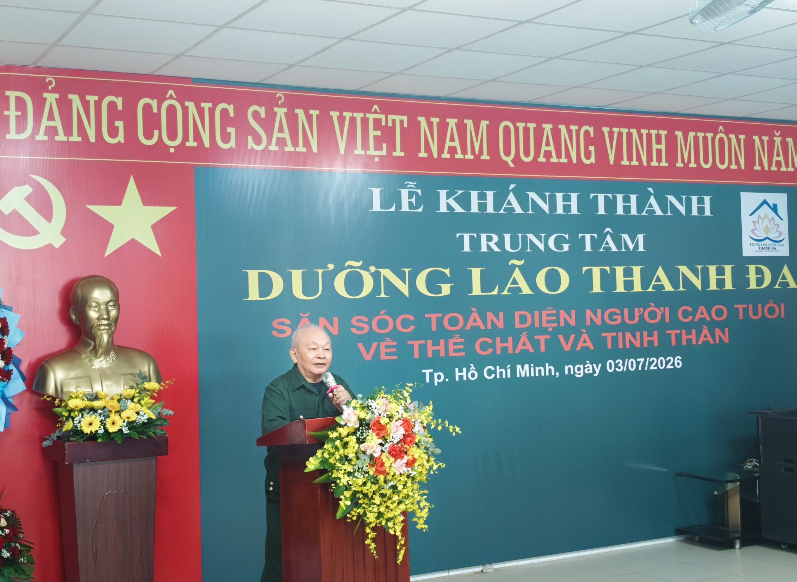 NGƯỜI CAO TUỔI TẬP LUYỆN TẠI MÁY TẬP