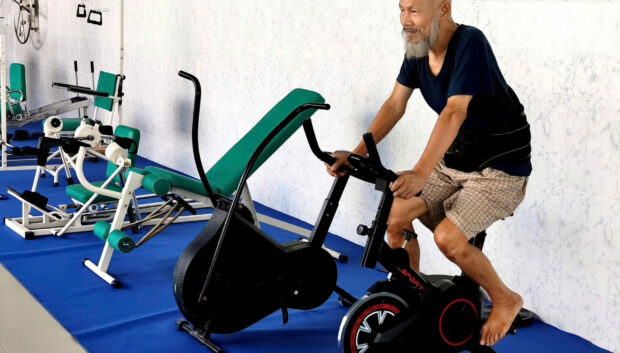 Người cao tuổi tập thể dục