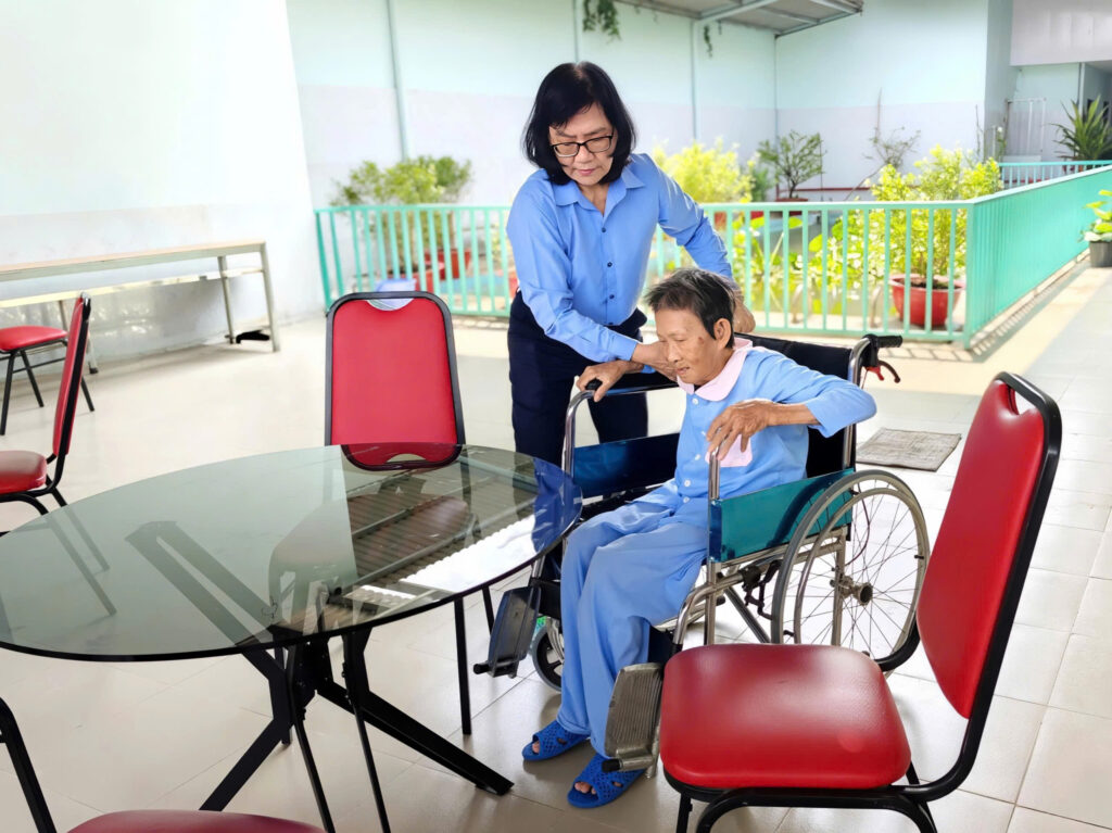 Chăm sóc người cao tuổi