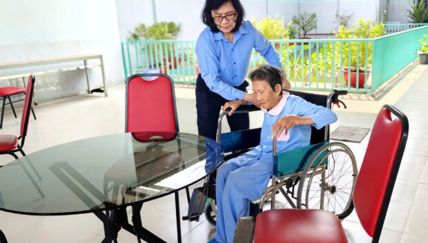 Chăm sóc người cao tuổi