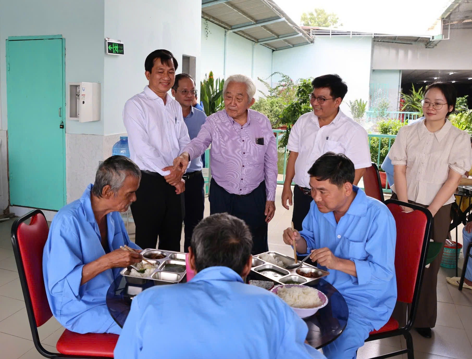 Tặng quà người cao tuổi nhân dịp lễ tết